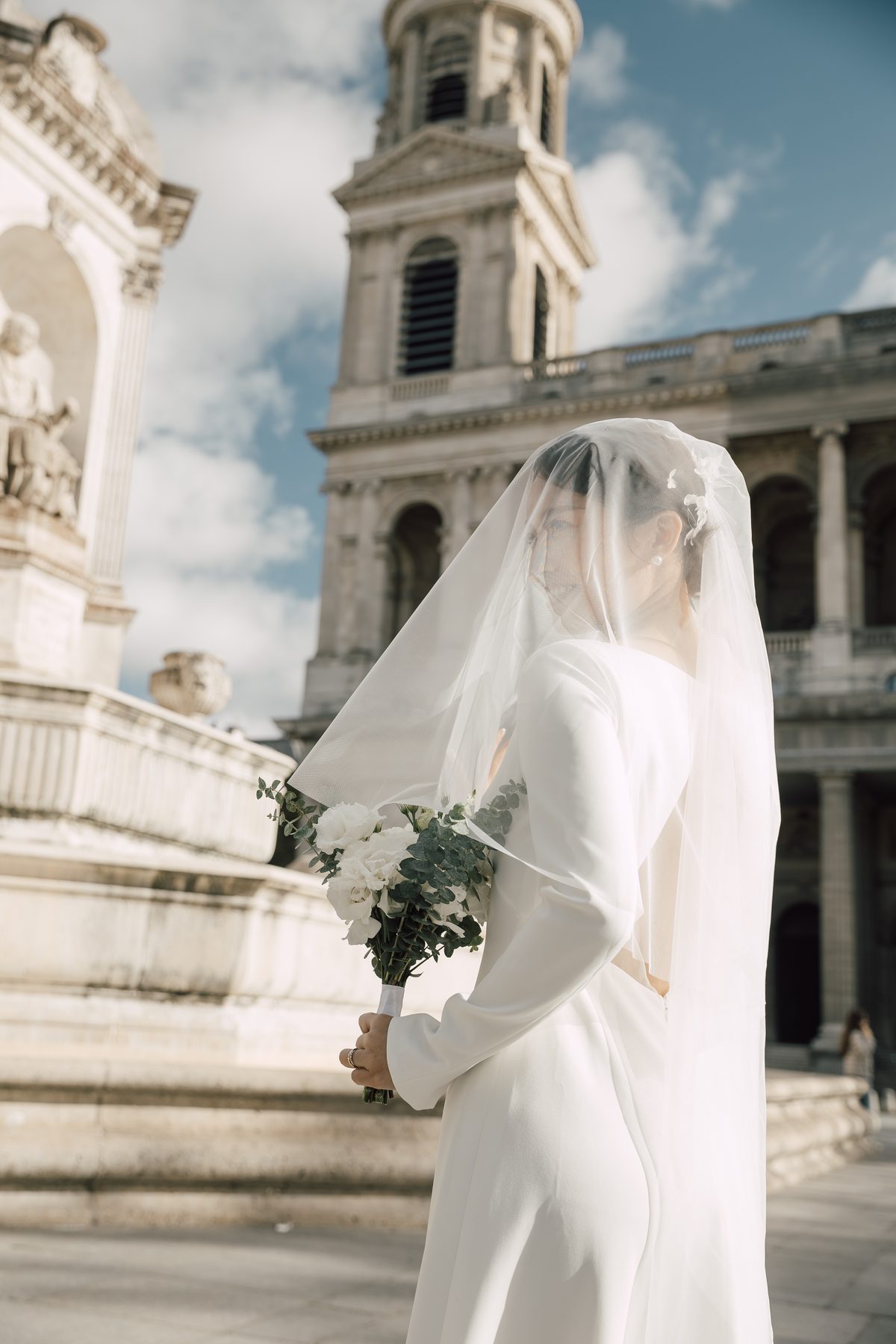 Portrait de la mariée voilée près du Panthéon à Paris