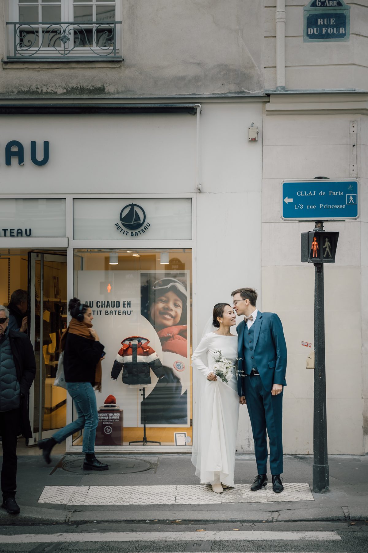 Portrait des mariés dans une rue du 5e arrondissement
