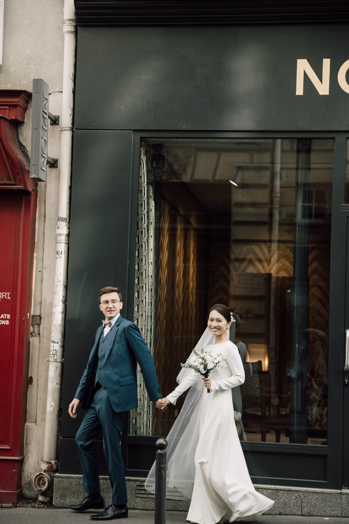 Les mariés marchent dans les rues de Paris après la cérémonie