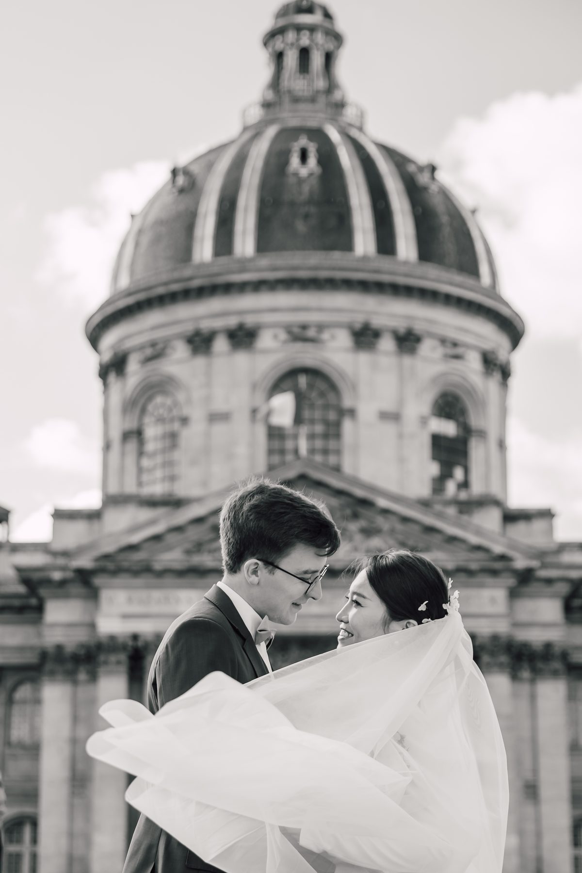 Portrait de couple en noir et blanc devant le Panthéon