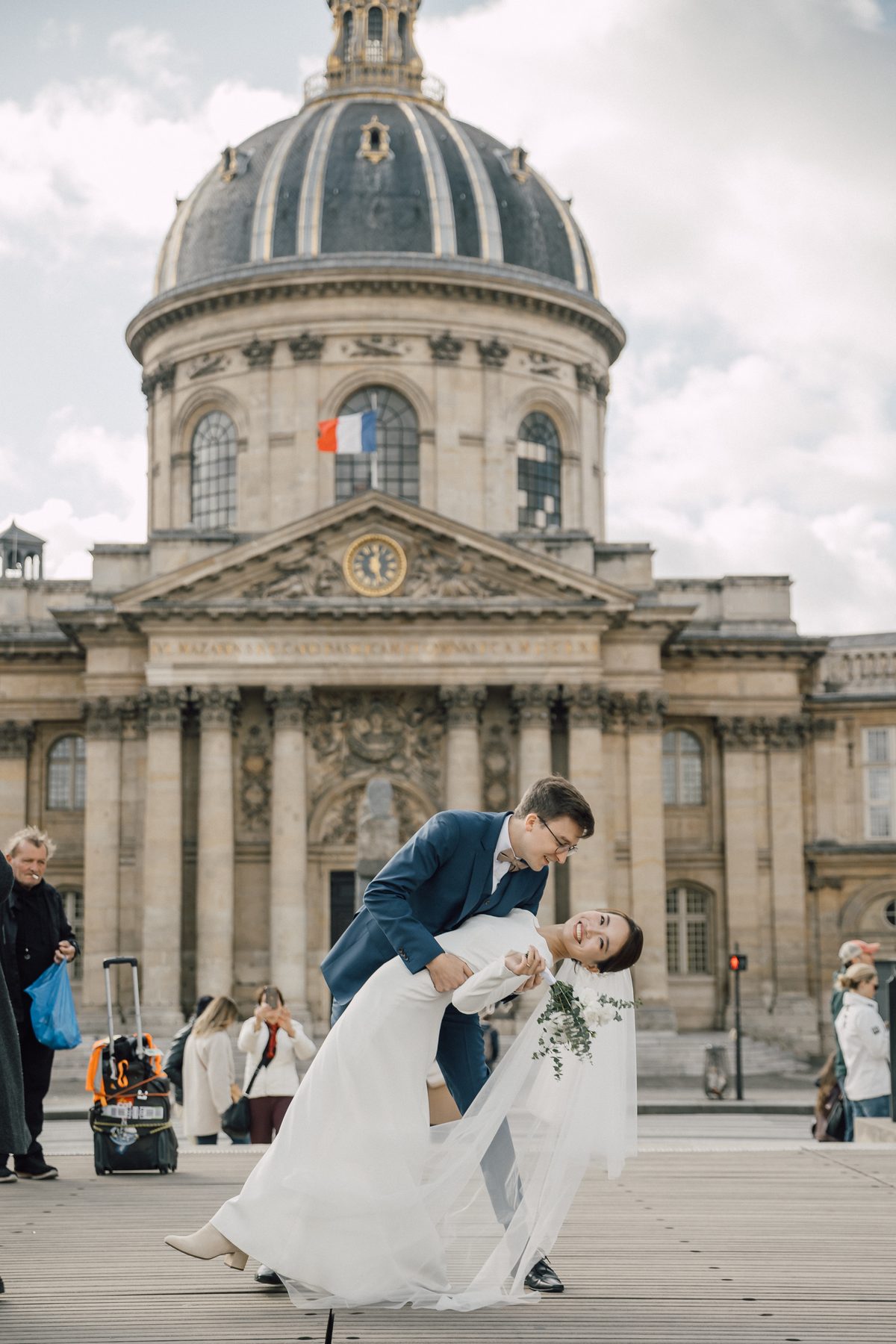 Portrait romantique des mariés devant le Panthéon à Paris