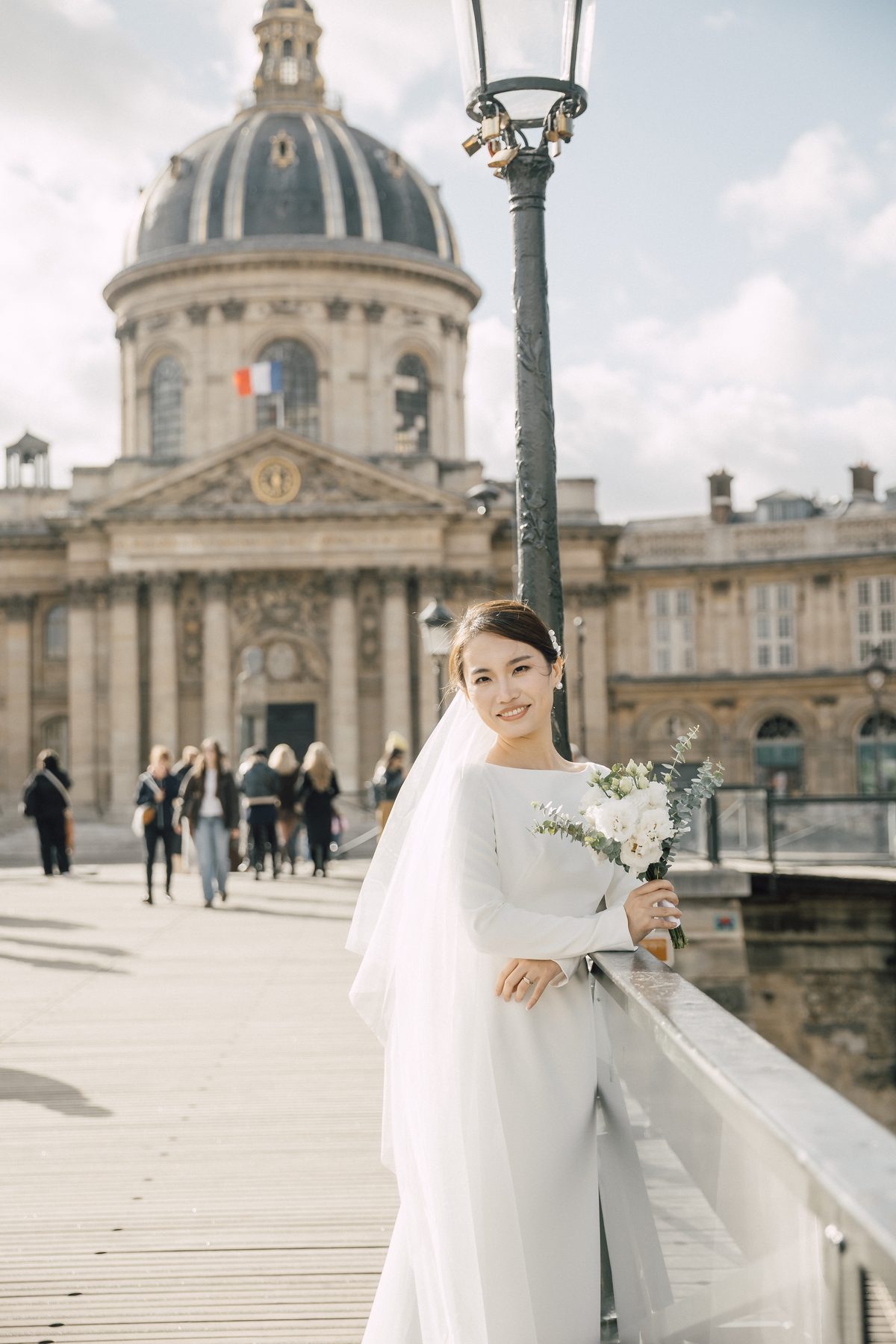 Portrait lumineux de la mariée dans le quartier du Panthéon