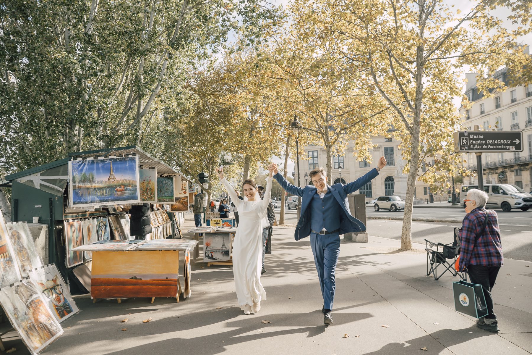 Les mariés traversent joyeusement une rue parisienne