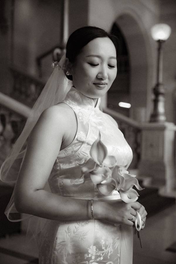 Portrait noir et blanc de Jing avec son bouquet d’arums roses