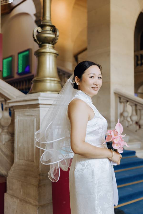 Portrait de la mariée dans la mairie du 13e arrondissement