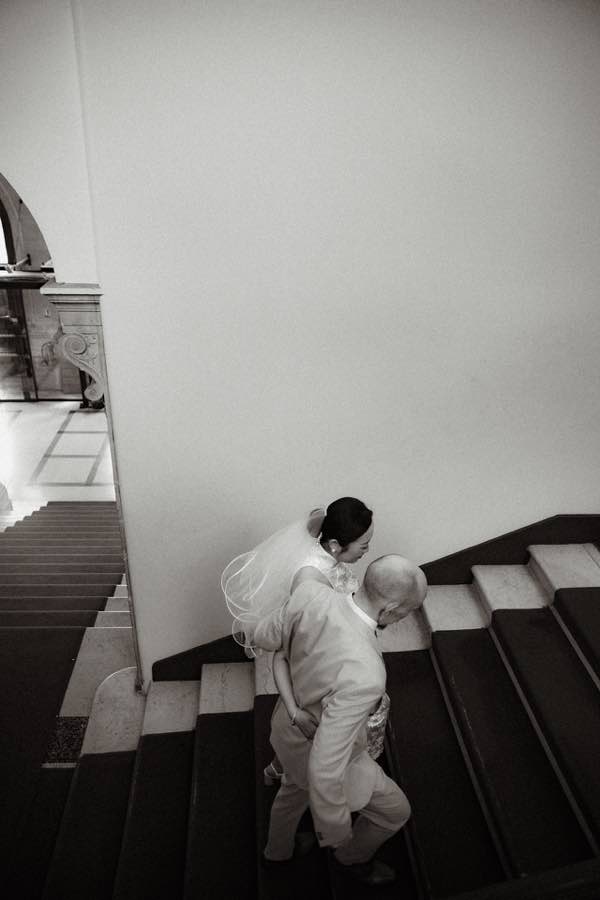 Jing et Celestien vus depuis le haut du grand escalier