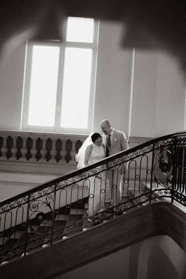 Moment tendre des mariés dans la lumière de la mairie
