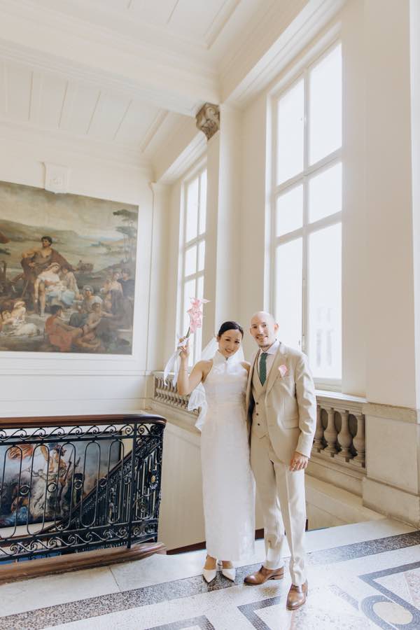 Portrait lumineux de Jing et Celestien près des peintures de la mairie