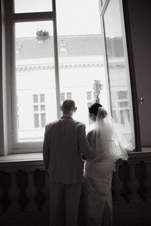 Silhouette des mariés regardant Paris depuis la mairie