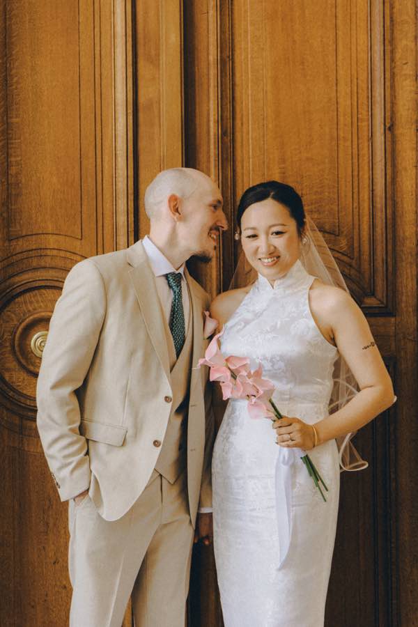 Jing et Celestien devant les boiseries de la mairie