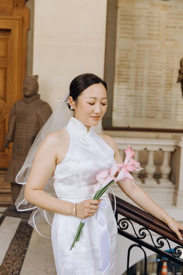 Portrait naturel de Jing avec ses fleurs roses