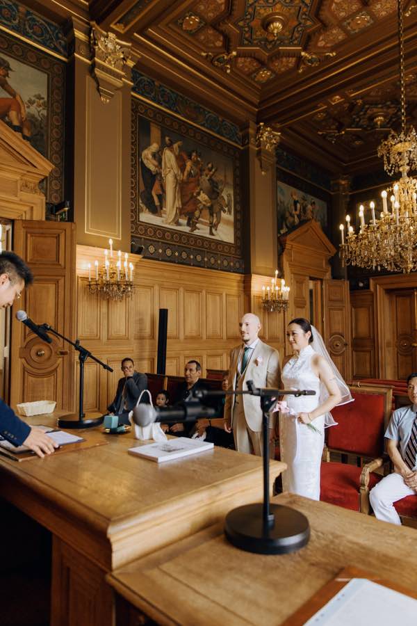 Cérémonie civile dans la salle des mariages de la mairie du 13e