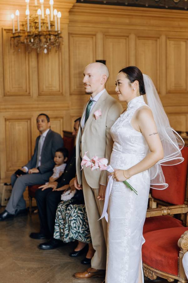 Jing et Celestien écoutent l’officière d’état civil