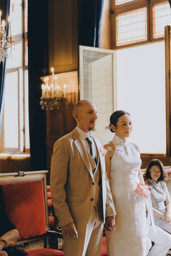 Les mariés debout devant leurs familles à la mairie