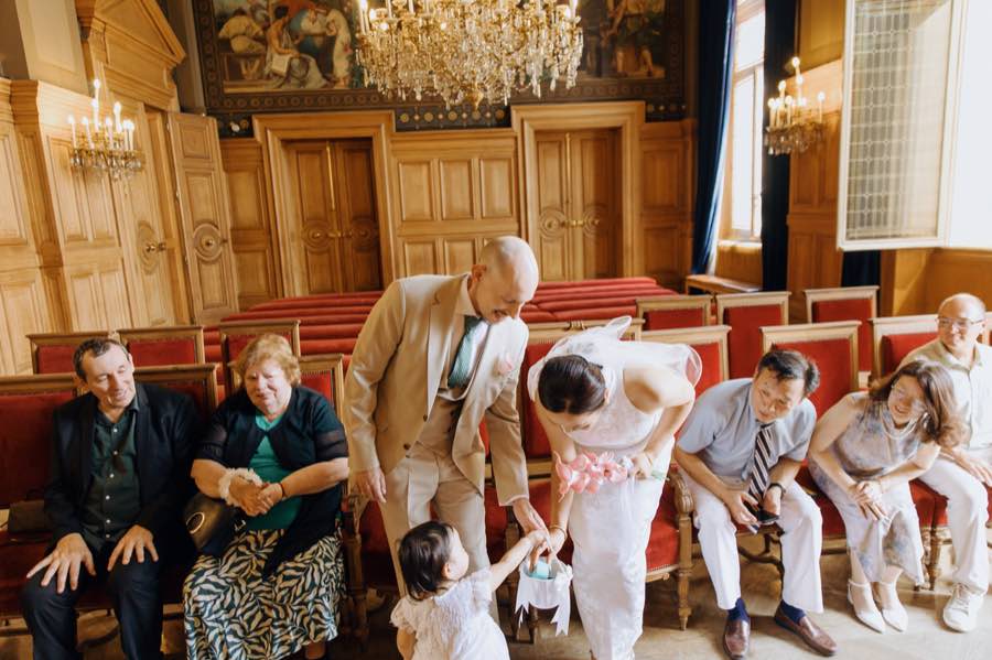 Moment joyeux avec les proches pendant la cérémonie