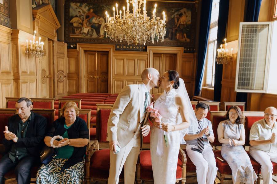 Premier baiser des mariés dans la salle des mariages
