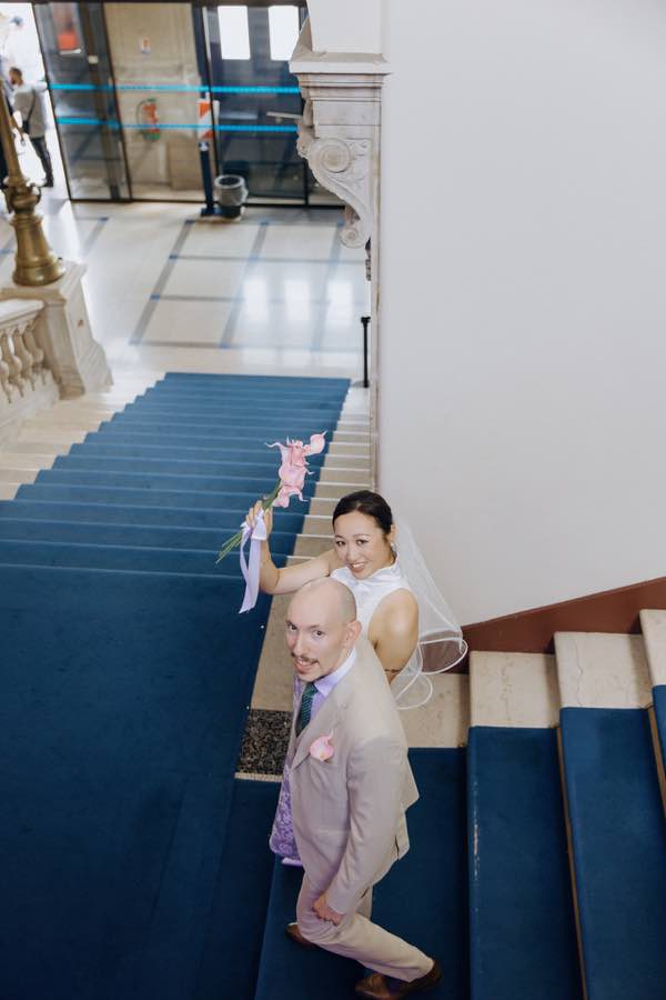 Vue plongeante sur la descente de l’escalier de la mairie