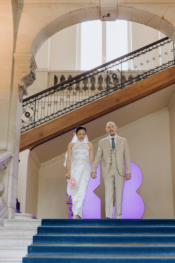 Jing et Celestien descendent l’escalier devant le numéro 13