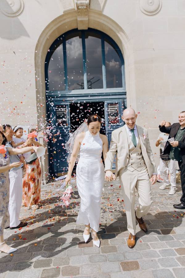 Sortie joyeuse des mariés sous une pluie de confettis