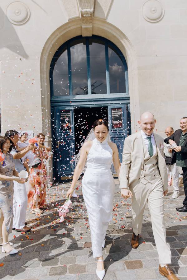 Les mariés avancent ensemble devant la mairie du 13e