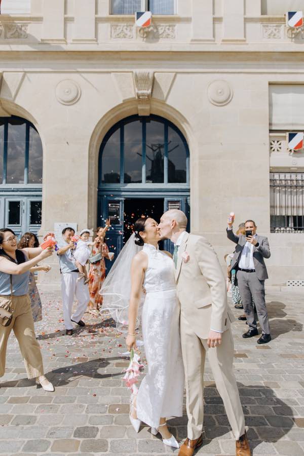 Baiser de Jing et Celestien après la cérémonie civile