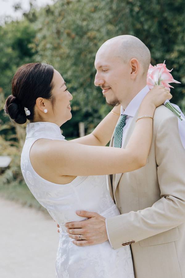 Portrait tendre de Jing et Celestien dans le Jardin des Plantes