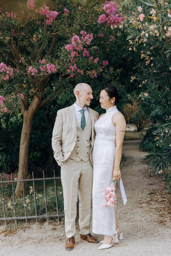 Portrait de couple sous les fleurs du Jardin des Plantes