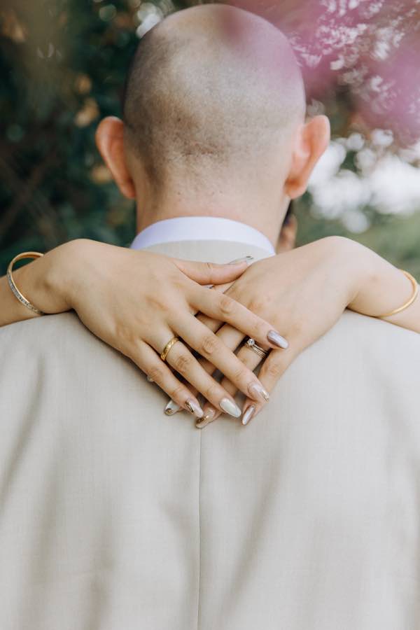 Les mains de Jing autour de Celestien après leur mariage