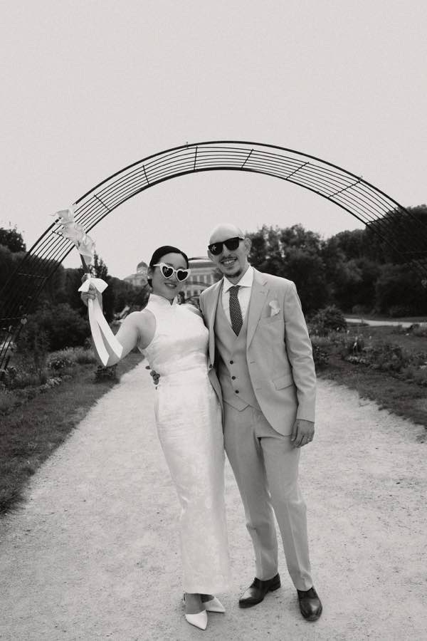Portrait noir et blanc des mariés dans une allée du jardin