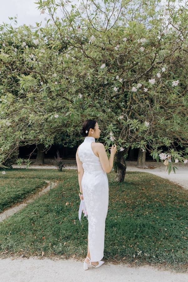 Portrait de Jing au milieu des allées végétales