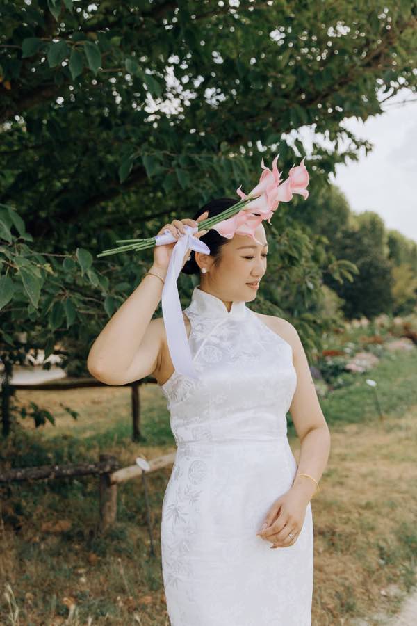 Portrait de Jing avec son bouquet dans le jardin parisien