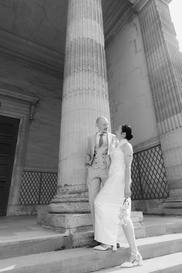Baiser de mariage devant l’architecture du Jardin des Plantes