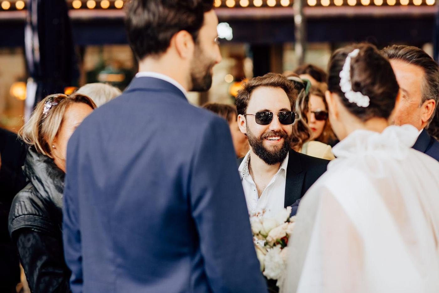 Moment spontané entre les mariés et leurs proches