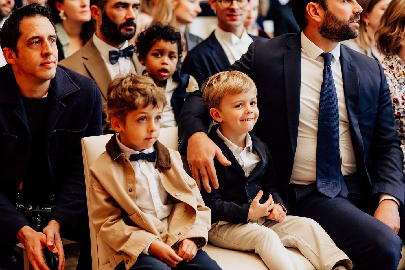 Enfants et invités pendant le mariage civil à Paris 17e