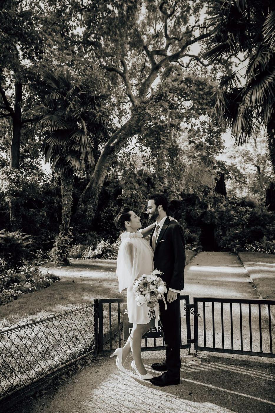 Portrait de mariage en noir et blanc au Parc Monceau