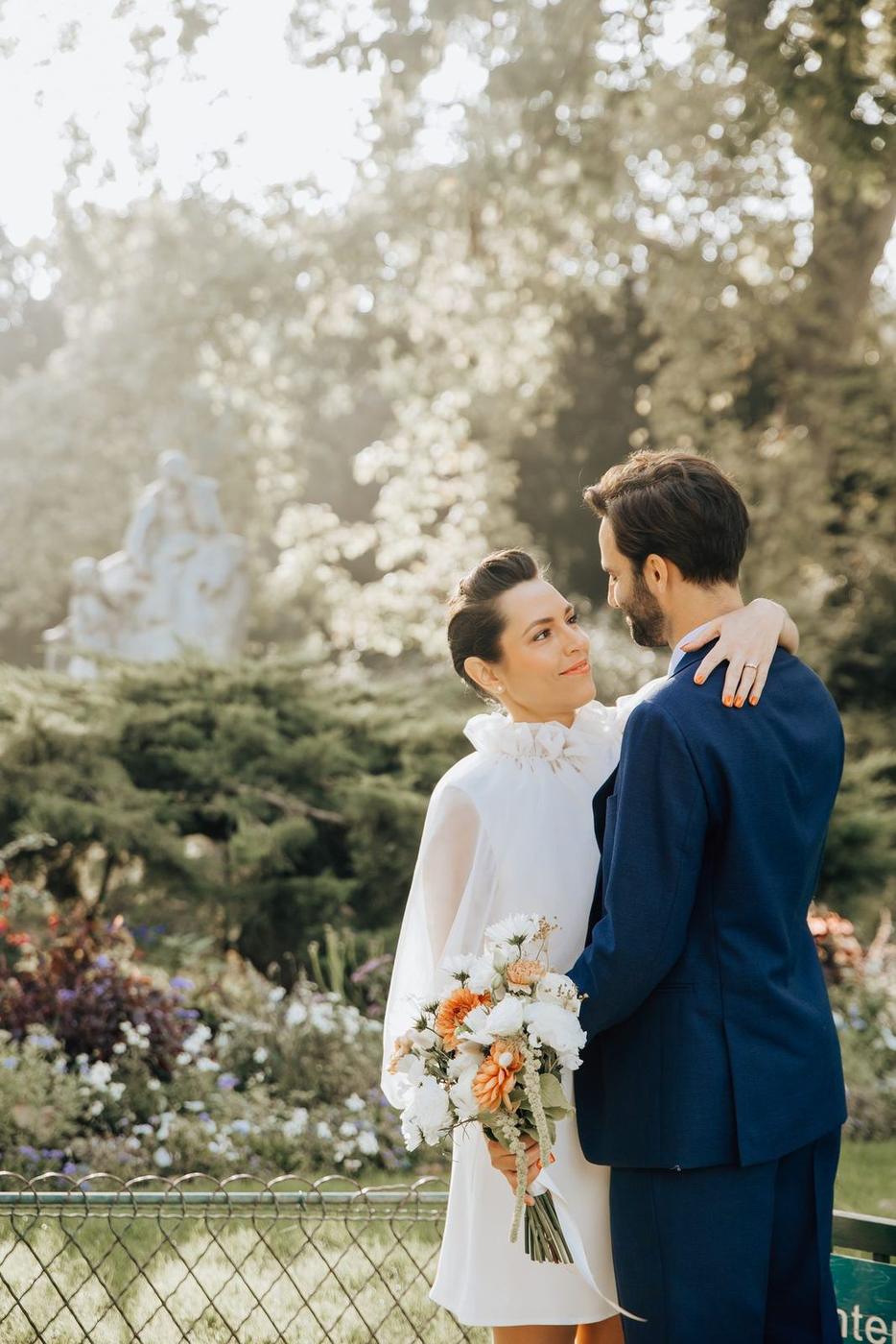 Anaïs et Nicolas échangent un regard tendre au Parc Monceau