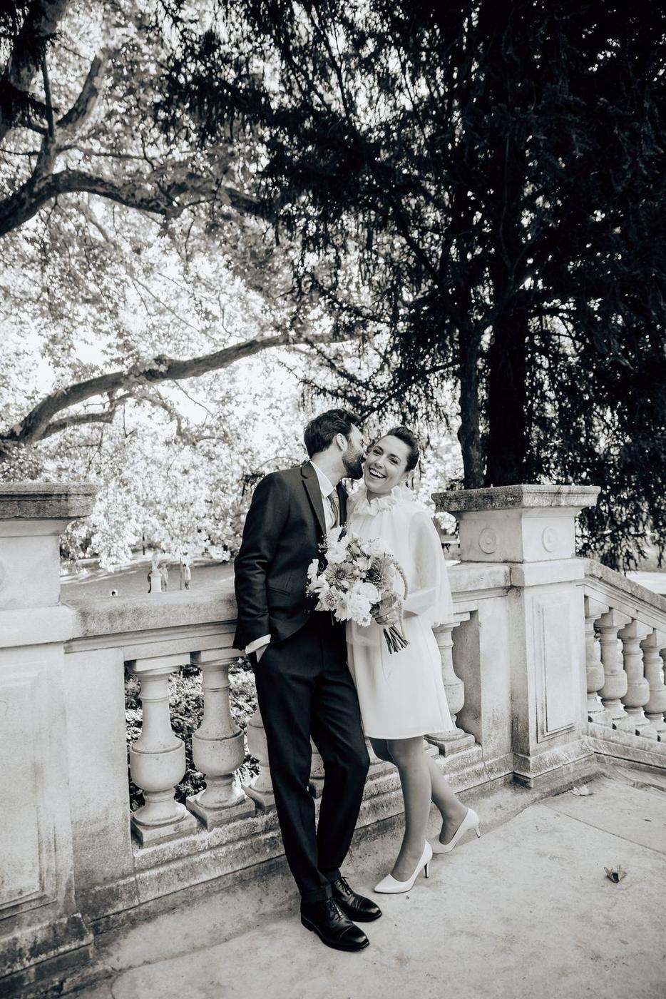 Portrait de couple devant la colonnade du Parc Monceau