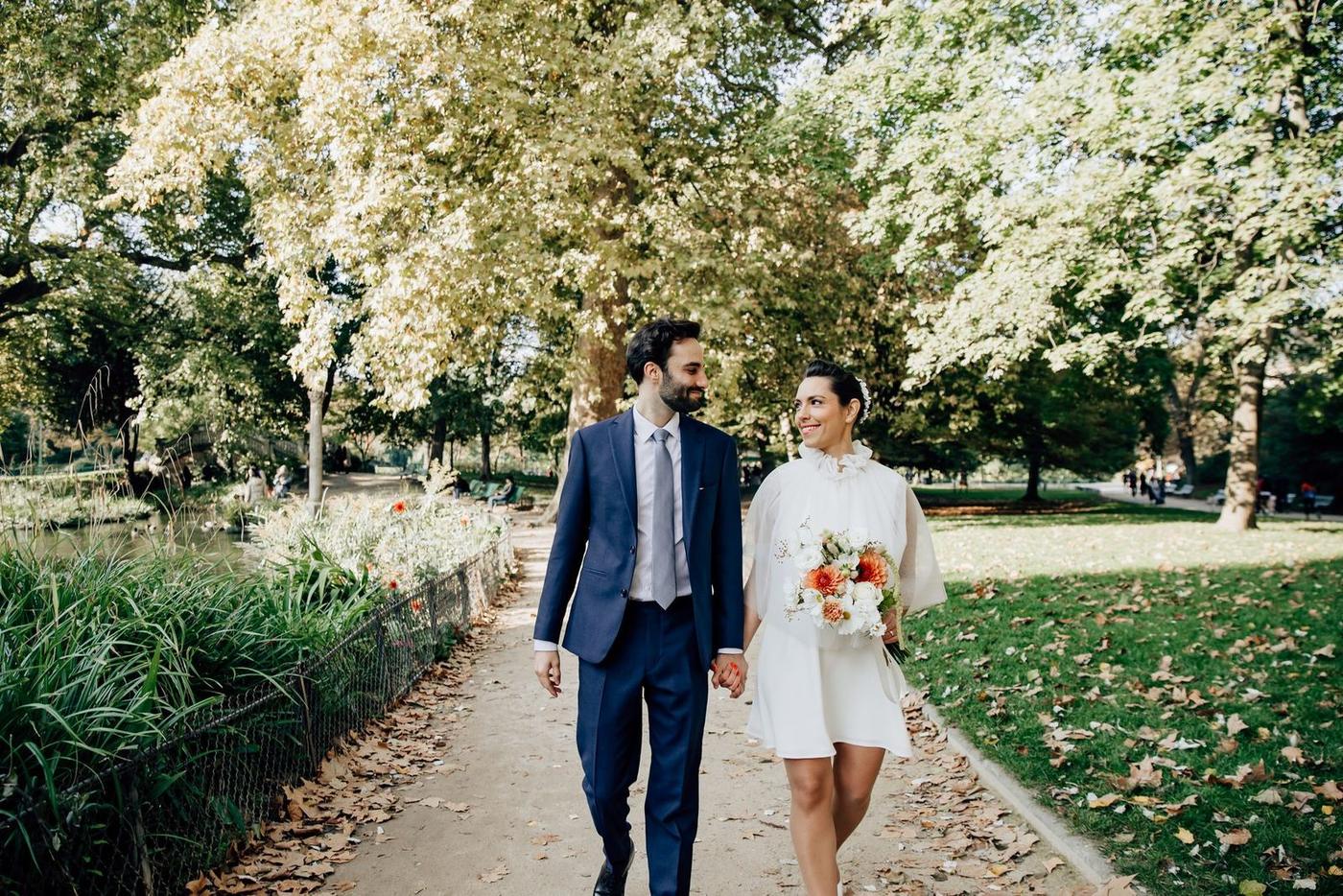 Séance photo de mariage naturelle dans une allée du Parc Monceau