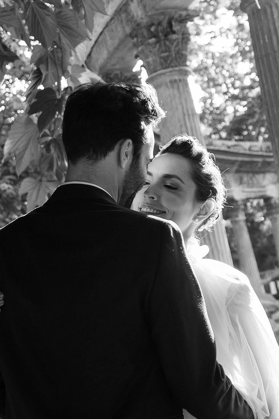 Portrait rapproché des mariés en noir et blanc