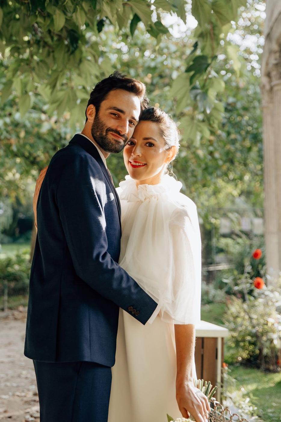 Portrait lumineux d’Anaïs et Nicolas dans la végétation du parc