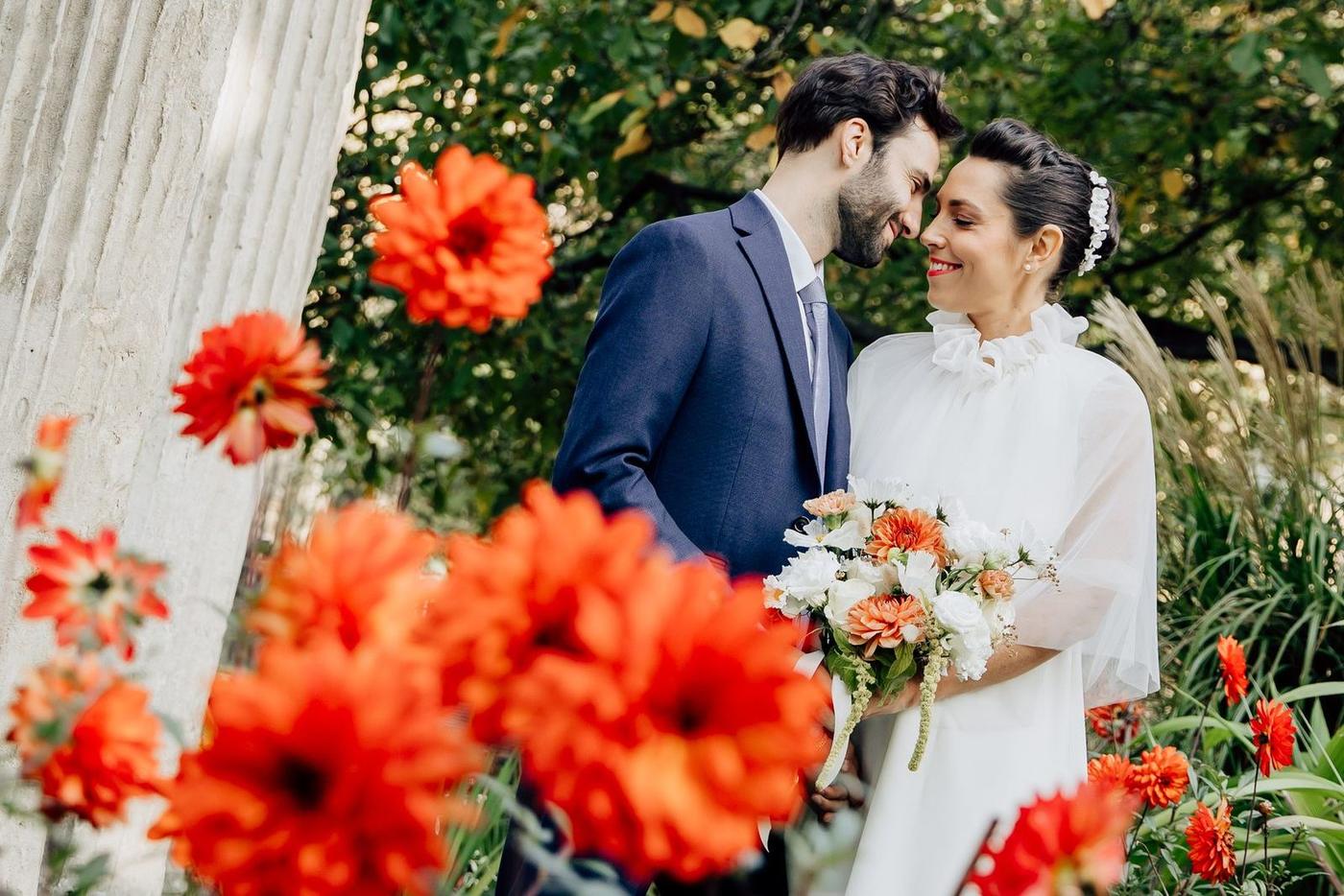 Bouquet orange et portrait de couple au Parc Monceau