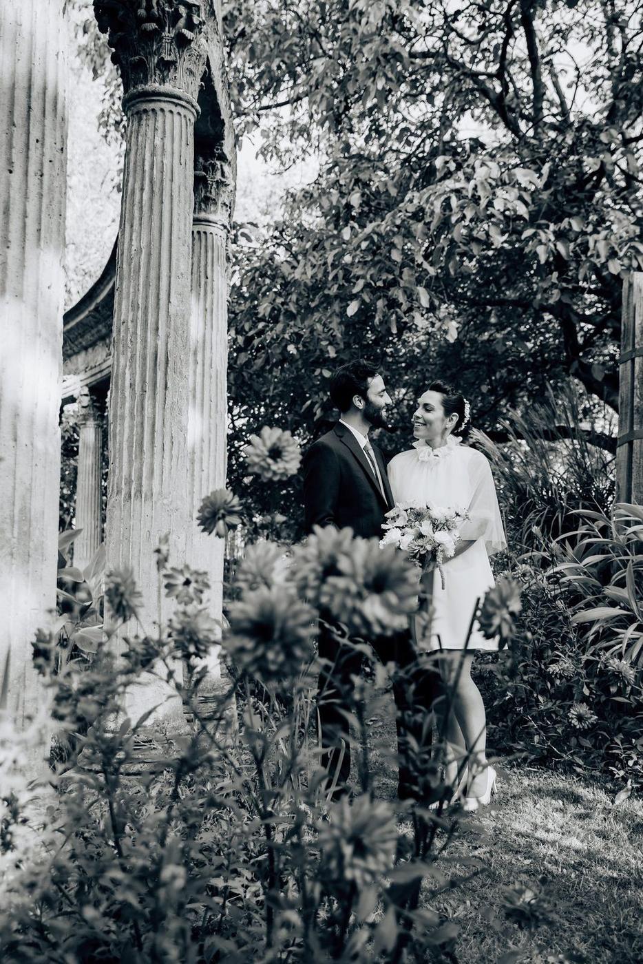 Portrait de mariage éditorial en noir et blanc au Parc Monceau