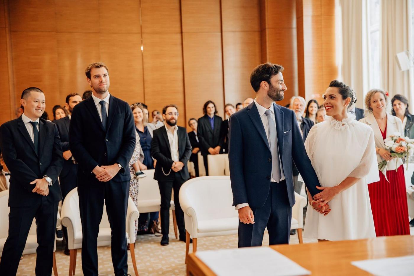 Entrée des mariés dans la salle de mariage de la mairie du 17e