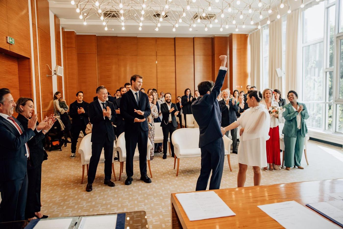 Familles et proches réunis pour un mariage civil à Paris 17e