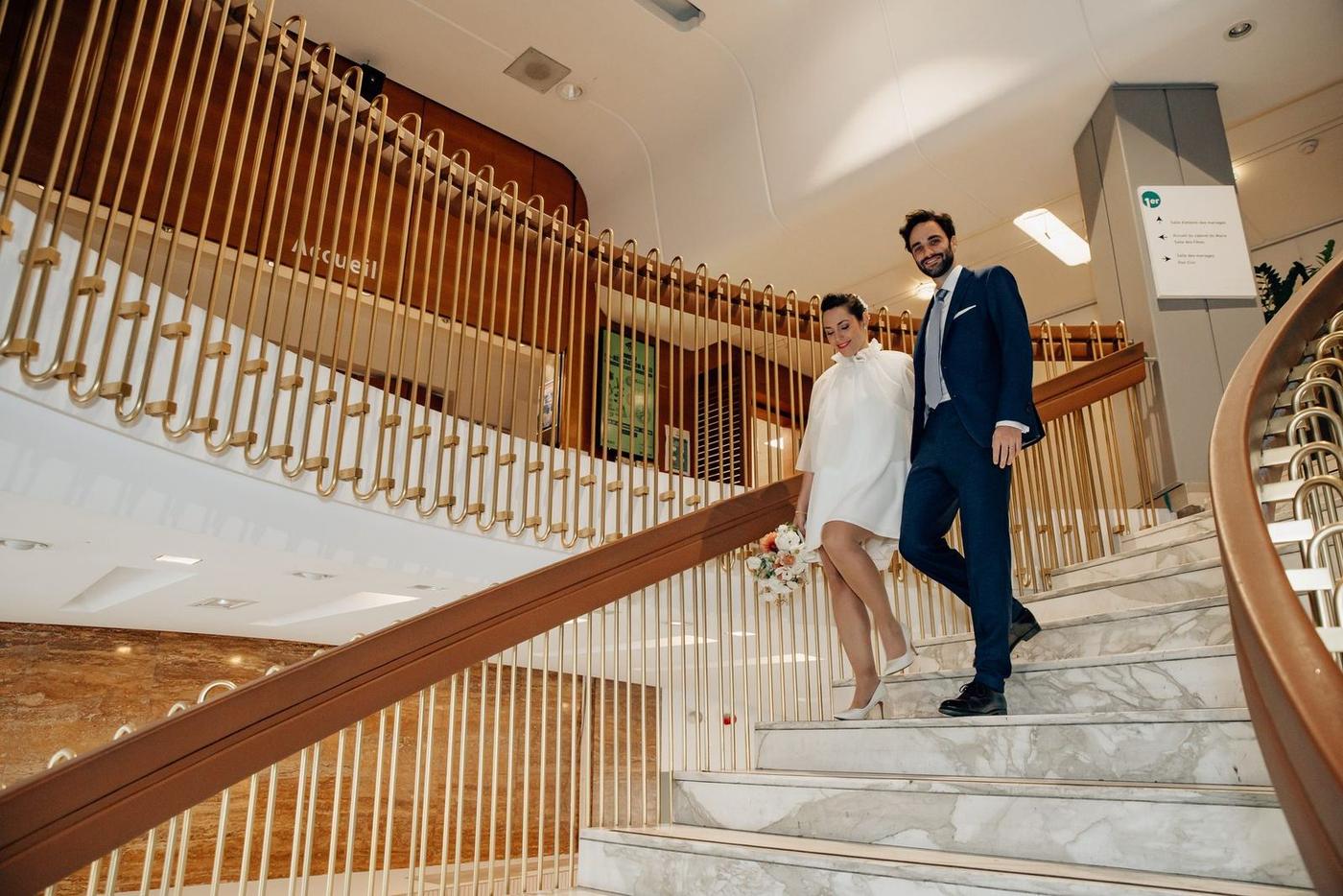 Les mariés dans l’escalier de la mairie du 17e arrondissement