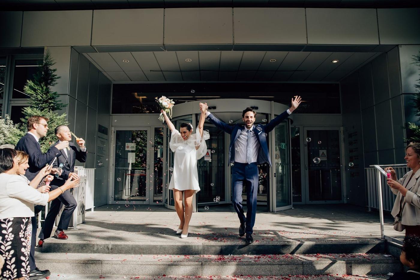 Sortie de mariage civil d’Anaïs et Nicolas à la mairie du 17e arrondissement de Paris