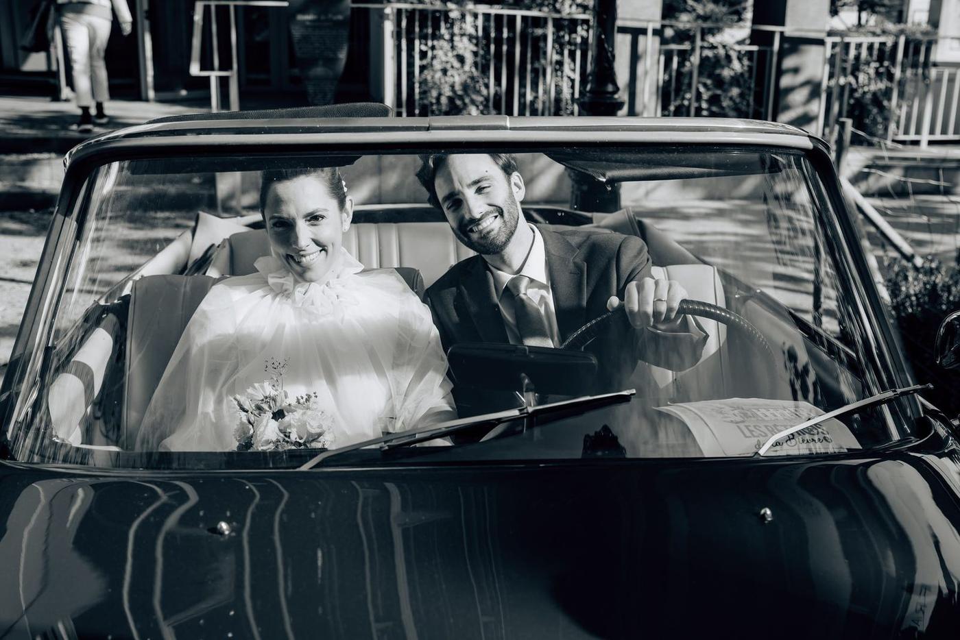 Anaïs et Nicolas dans leur voiture après le mariage civil