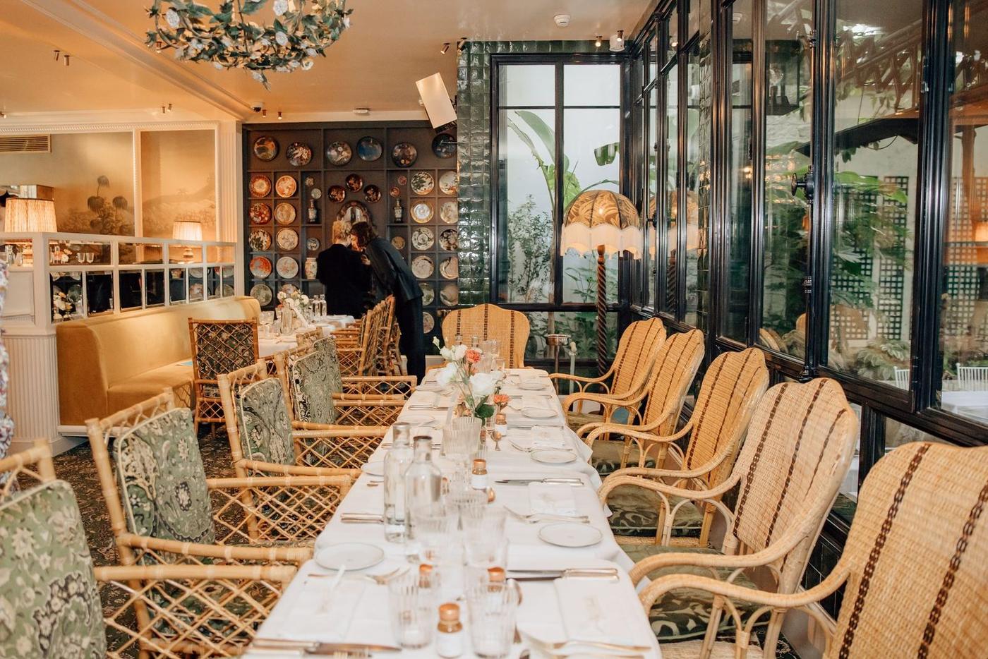 Salle du restaurant Eldorado préparée pour le dîner de mariage