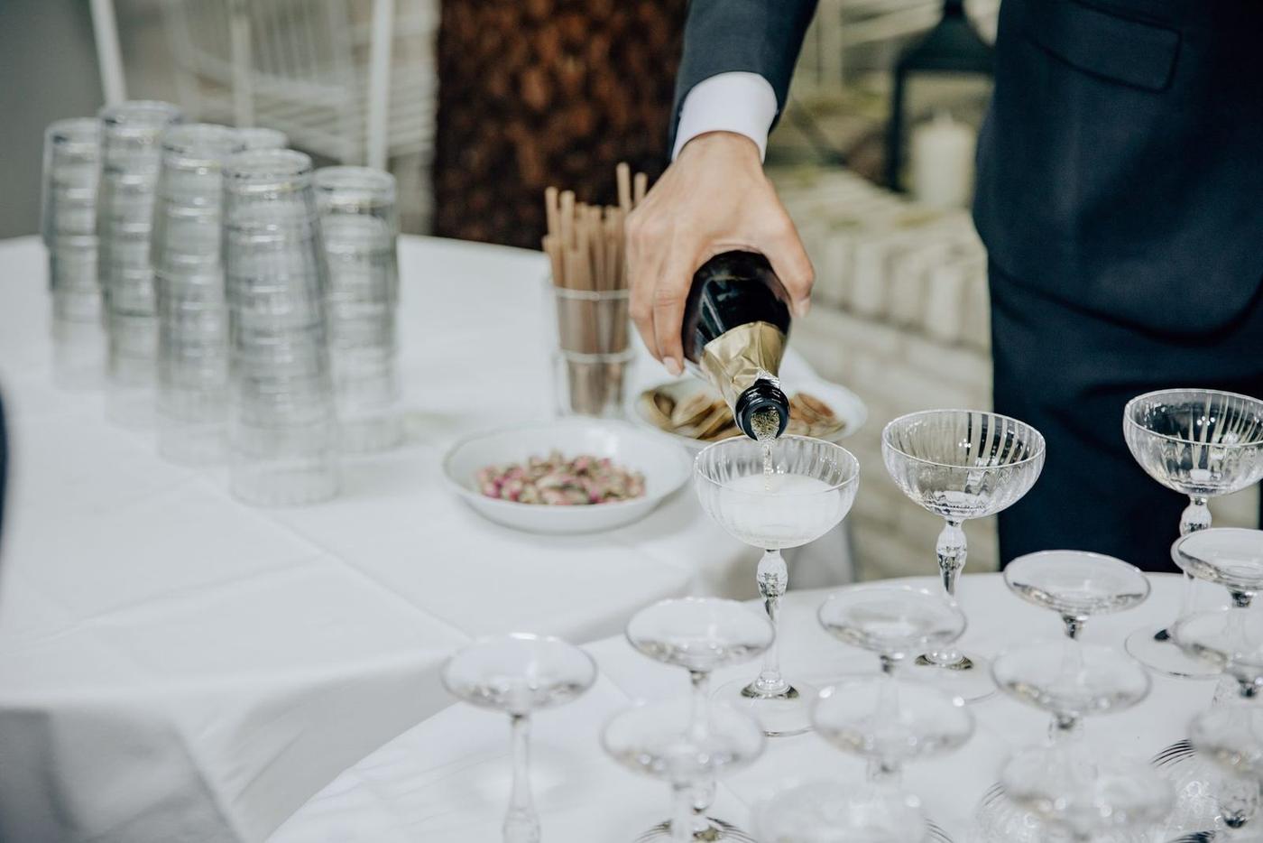 Service de champagne pendant la réception rue des Dames