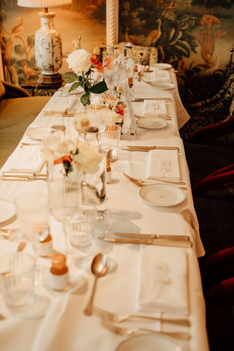 Longue table élégante dressée pour les invités du mariage
